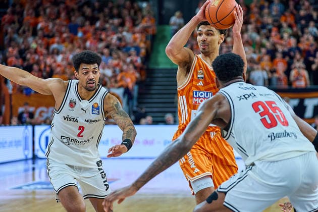 Ibrahim Watson (BMA365 Bamberg Baskets, 02), Mark Smith (ratiopharm ulm, 13), Ejior Onu (BMA365 Bamberg Baskets, 35) GER, ratiopharm ulm vs. BMA365 Bamberg Baskets, Basketball, 29. Spieltag, EasyCredit BBL, Spielzeit 2025 2026, 11.04.2026 GER, ratiopharm ulm vs. BMA365 Bamberg Baskets, Basketball, 29. Spieltag, EasyCredit BBL, Spielzeit 2025 2026, 11.04.2026 Neu-Ulm Copyright: xEibner-Pressefoto GeraldxOelze-dexStoppanyx EP_ODS