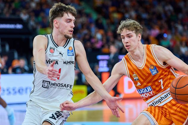 Zweikampf, Duell zwischen Zachary Ensminger (BMA365 Bamberg Baskets, 01) und Tobias Jensen (ratiopharm ulm, 07) GER, ratiopharm ulm vs. BMA365 Bamberg Baskets, Basketball, 29. Spieltag, EasyCredit BBL, Spielzeit 2025 2026, 11.04.2026 GER, ratiopharm ulm vs. BMA365 Bamberg Baskets, Basketball, 29. Spieltag, EasyCredit BBL, Spielzeit 2025 2026, 11.04.2026 Neu-Ulm Copyright: xEibner-Pressefoto GeraldxOelze-dexStoppanyx EP_ODS