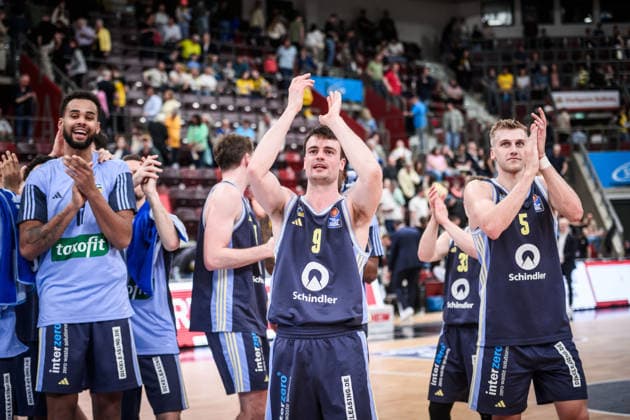Norris Agbakoko (ALBA Berlin, 17), Jonas Mattisseck (ALBA Berlin, 09), Sam Griesel (ALBA Berlin, 05) und Team - Freude, Jubel, Support fuer die Fans, Applaus - Freude, Jubel nach Auswaertssieg in Ludwigsburg GER, MHP Riesen Ludwigsburg vs. ALBA Berlin, Basketball Bundesliga, easycredit BBL, 29. Spieltag, Spielzeit 2025 2026, 11.04.2026 GER, MHP Riesen Ludwigsburg vs. ALBA Berlin, Basketball Bundesliga, easycredit BBL, 29. Spieltag, Spielzeit 2025 2026, 11.04.2026 Ludwigsburg Copyright: xSandyxDinkelackerx EP_SDR