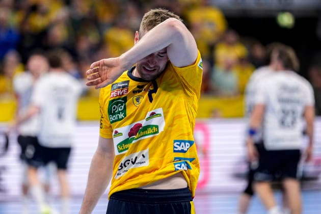 Tim Nothdurft (RNL, 8), Spieler der Rhein-Neckar-Löwen, enttäuscht über die Niederlage, Enttäuschung nach dem Schlusspfiff, Highlight, Verlierer, verloren, Frustration, disappointed, pessimistisch, 11.04.2026, Mannheim (Deutschland), Handball, Bundesliga, Rhein-Neckar Löwen - SG Flensburg-Handewitt