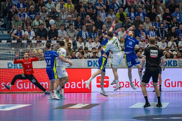 Daikin Handball Bundesliga, VfL Gummersbach - HSG Wetzlar, 11.04.2026 Dominik Kuzmanović (VfL Gummersbach, 1), Teitur Einarsson (VfL Gummersbach, 14), Dominik Mappes, Rueckraum, (HSG Wetzlar 7), Tom Kiesler (VfL Gummersbach, 30), ; Daikin Handball Bundesliga, VfL Gummersbach - HSG Wetzlar, 11.04.2026 Copyright: xBEAUTIFULxSPORTS Erlhofx
