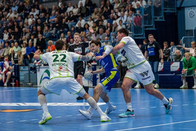 Daikin Handball Bundesliga, VfL Gummersbach - HSG Wetzlar, 11.04.2026 Jona Schoch, Rueckraum, (HSG Wetzlar 22), Ludvig Hallbäck (VfL Gummersbach, 20), Josip Å imić, Kreislaeufer, (HSG Wetzlar 10), ; Daikin Handball Bundesliga, VfL Gummersbach - HSG Wetzlar, 11.04.2026 Copyright: xBEAUTIFULxSPORTS Erlhofx