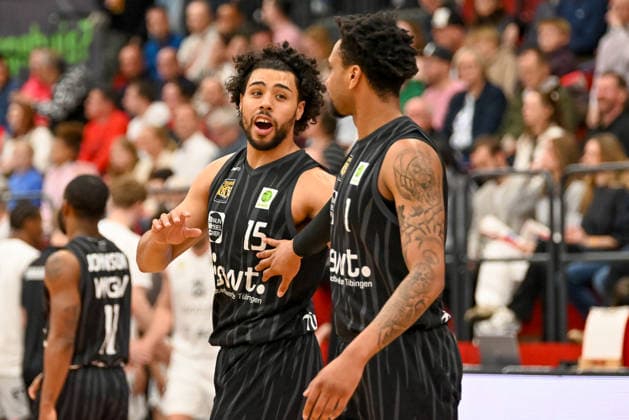 Patrick Emilien (Tigers Tuebingen, 15) und Bernard Pelote (Tigers Tuebingen, 01) Artland Dragons vs. Tigers Tuebingen, 2. Basketball-Bundesliga, Pro A, 31. Spieltag, Saison 2025 2026, 11.04.2026, Artland Dragons vs. Tigers Tuebingen, 2. Basketball-Bundesliga, Pro A, 31. Spieltag, Saison 2025 2026, 11.04.2026 Quakenbrueck Copyright: xEibner-Pressefoto RobertxGertzenx EP_RGN