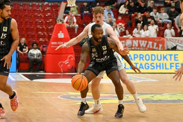 Jordan Johnson (Tigers Tuebingen, 11) gegen Timo Lanmueller (Artland Dragons, 07) Artland Dragons vs. Tigers Tuebingen, 2. Basketball-Bundesliga, Pro A, 31. Spieltag, Saison 2025 2026, 11.04.2026, Artland Dragons vs. Tigers Tuebingen, 2. Basketball-Bundesliga, Pro A, 31. Spieltag, Saison 2025 2026, 11.04.2026 Quakenbrueck Copyright: xEibner-Pressefoto RobertxGertzenx EP_RGN