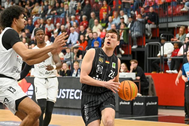 Till Joenke (Tigers Tuebingen, 26) am Ball gegen Dejan Bruce(Artland Dragons, 13) Artland Dragons vs. Tigers Tuebingen, 2. Basketball-Bundesliga, Pro A, 31. Spieltag, Saison 2025 2026, 11.04.2026, Artland Dragons vs. Tigers Tuebingen, 2. Basketball-Bundesliga, Pro A, 31. Spieltag, Saison 2025 2026, 11.04.2026 Quakenbrueck Copyright: xEibner-Pressefoto RobertxGertzenx EP_RGN