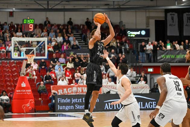Isaiah Sanders (Tigers Tuebingen, 10) wirft Artland Dragons vs. Tigers Tuebingen, 2. Basketball-Bundesliga, Pro A, 31. Spieltag, Saison 2025 2026, 11.04.2026, Artland Dragons vs. Tigers Tuebingen, 2. Basketball-Bundesliga, Pro A, 31. Spieltag, Saison 2025 2026, 11.04.2026 Quakenbrueck Copyright: xEibner-Pressefoto RobertxGertzenx EP_RGN