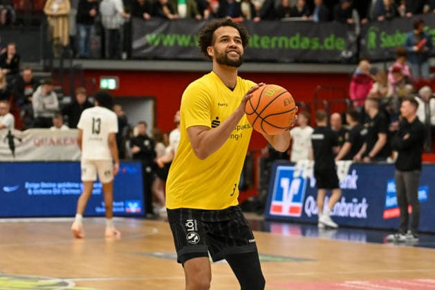 Miles Lamar (Tigers Tuebingen, 03) beim Warm-Up Artland Dragons vs. Tigers Tuebingen, 2. Basketball-Bundesliga, Pro A, 31. Spieltag, Saison 2025 2026, 11.04.2026, Artland Dragons vs. Tigers Tuebingen, 2. Basketball-Bundesliga, Pro A, 31. Spieltag, Saison 2025 2026, 11.04.2026 Quakenbrueck Copyright: xEibner-Pressefoto RobertxGertzenx EP_RGN