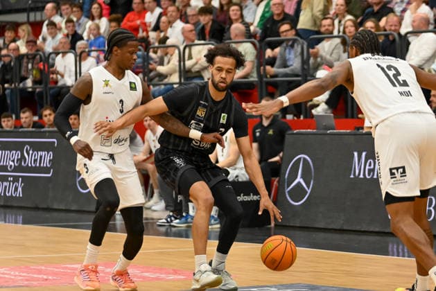 Miles Lamar (Tigers Tuebingen, 03) gegen Amir Hinton (Artland Dragons, 03) Artland Dragons vs. Tigers Tuebingen, 2. Basketball-Bundesliga, Pro A, 31. Spieltag, Saison 2025 2026, 11.04.2026, Artland Dragons vs. Tigers Tuebingen, 2. Basketball-Bundesliga, Pro A, 31. Spieltag, Saison 2025 2026, 11.04.2026 Quakenbrueck Copyright: xEibner-Pressefoto RobertxGertzenx EP_RGN