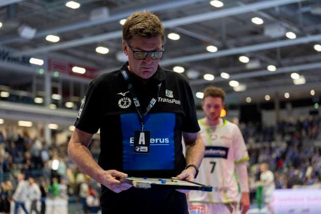 Jasmin Camdzic (Trainer HSG Wetzlar) enttaeuscht, enttaeuscht schauend, dissapointed, traurig, frustiert, frust, gefrustet, frustrated nach der Niederlage VfL Gummersbach - HSG Wetzlar, Handball Daikin HBL Handball Bundesliga, 28. Spieltag, 11.04.2026 Copyright: HMBxMedia xMarcoxBader