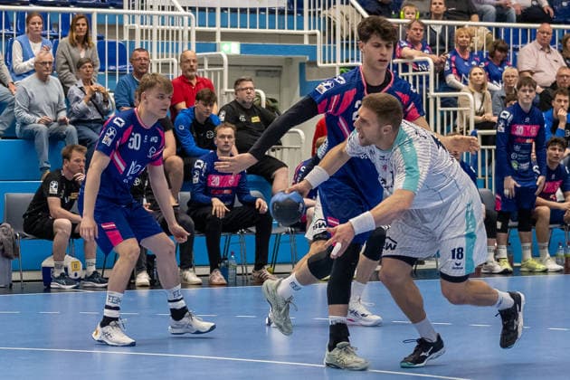 Zweikampf zwischen Luca Krist (TSV Bayer Dormagen, 02) und Fabian Wiederstein (SG BBM Bietigheim, 18). TSV Bayer Dormagen vs. SG BBM Bietigheim, Handball, 2. HBL, 27. Spieltag, Saison 2025 2026, 11.04.2026 TSV Bayer Dormagen vs. SG BBM Bietigheim, Handball, 2. HBL, 27. Spieltag, Saison 2025 2026, 11.04.2026 Dormagen Copyright: xEibner-Pressefoto ThomasxHaeslerx EP_THR