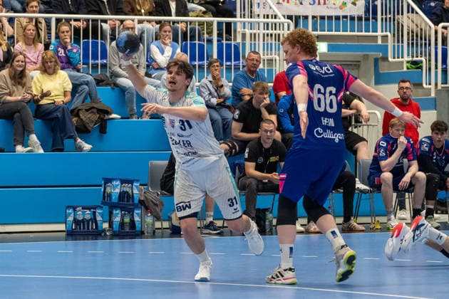 Zweikampf zwischen Alexander Pfeifer (SG BBM Bietigheim, 31) und Julius Hein (TSV Bayer Dormagen, 66). TSV Bayer Dormagen vs. SG BBM Bietigheim, Handball, 2. HBL, 27. Spieltag, Saison 2025 2026, 11.04.2026 TSV Bayer Dormagen vs. SG BBM Bietigheim, Handball, 2. HBL, 27. Spieltag, Saison 2025 2026, 11.04.2026 Dormagen Copyright: xEibner-Pressefoto ThomasxHaeslerx EP_THR