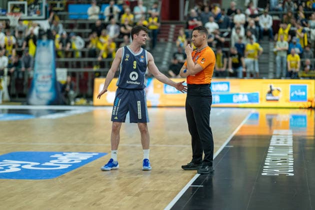 Jonas Mattisseck (ALBA Berlin, 09), Steve Bittner, GER, MHP RIESEN Ludwigsburg vs. ALBA Berlin, Basketball Bundesliga, easycredit BBL, 29. Spieltag, Spielzeit 2025 2026, 11.04.2026, GER, MHP RIESEN Ludwigsburg vs. ALBA Berlin, Basketball Bundesliga, easycredit BBL, 29. Spieltag, Spielzeit 2025 2026, 11.04.2026 Ludwigsburg Copyright: xEibner-Pressefoto SaschaxWaltherx EP_EER