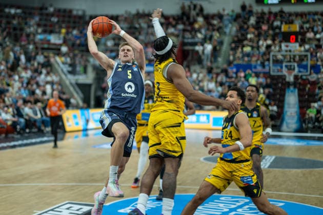 Sam Griesel (ALBA Berlin, 05), Keeshawn Kellman (MHP RIESEN Ludwigsburg, 32), Brandon Tischler (MHP RIESEN Ludwigsburg, 24), GER, MHP RIESEN Ludwigsburg vs. ALBA Berlin, Basketball Bundesliga, easycredit BBL, 29. Spieltag, Spielzeit 2025 2026, 11.04.2026, GER, MHP RIESEN Ludwigsburg vs. ALBA Berlin, Basketball Bundesliga, easycredit BBL, 29. Spieltag, Spielzeit 2025 2026, 11.04.2026 Ludwigsburg Copyright: xEibner-Pressefoto SaschaxWaltherx EP_EER