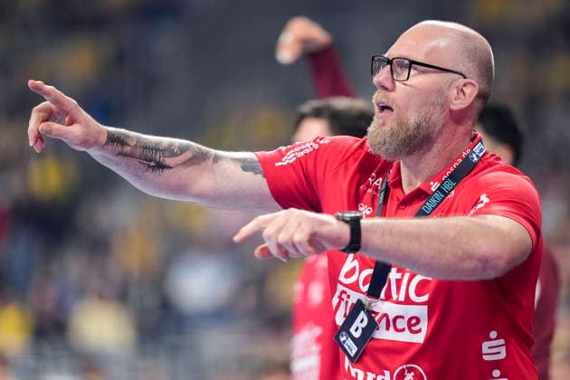 Ales Pajovic (Trainer, Cheftrainer, Flensburg), gibt Anweisungen, gestikuliert, mit den Armen gestikulieren, Einzelbild, Einzelfoto, Aktion, Action, 11.04.2026, Mannheim (Deutschland), Handball, Bundesliga, Rhein-Neckar Löwen - SG Flensburg-Handewitt