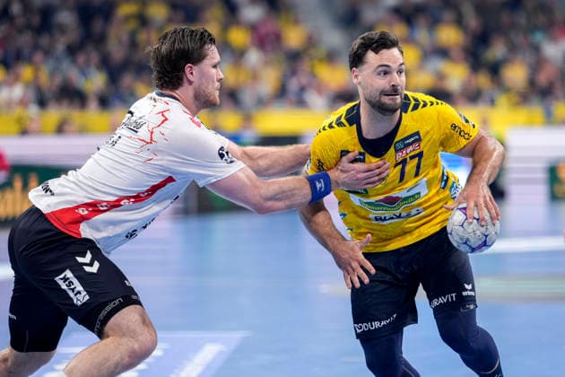 v.li.: Johannes Golla (Flensburg, 4), Dani Baijens (RNL, 77), Zweikampf, Spielszene, Duell, duel, tackle, tackling, Dynamik, Action, Aktion, 11.04.2026, Mannheim (Deutschland), Handball, Bundesliga, Rhein-Neckar Löwen - SG Flensburg-Handewitt