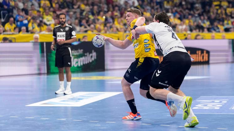 v.li.: Haukur Thrastarson (RNL, 25), Johannes Golla (Flensburg, 4), Zweikampf, Spielszene, Duell, duel, tackle, tackling, Dynamik, Action, Aktion, 11.04.2026, Mannheim (Deutschland), Handball, Bundesliga, Rhein-Neckar Löwen - SG Flensburg-Handewitt