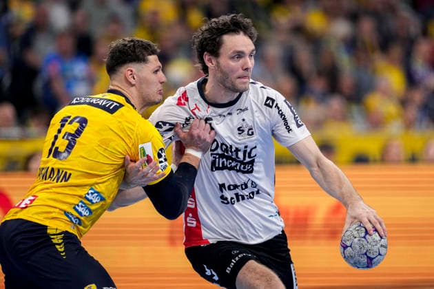 v.li.: Sebastian Heymann (RNL, 13), Niclas Kirkelökke (Flensburg, 5), Zweikampf, Spielszene, Duell, duel, tackle, tackling, Dynamik, Action, Aktion, 11.04.2026, Mannheim (Deutschland), Handball, Bundesliga, Rhein-Neckar Löwen - SG Flensburg-Handewitt