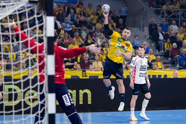 v.li.: Benjamin Buric (Torwart, Flensburg, 1), Jannik Kohlbacher (RNL, 80), Emil Manfeldt Jakobsen (Flensburg, 31), beim Sprungwurf, Wurf, Torwurf, Action, Aktion, Spielszene, 11.04.2026, Mannheim (Deutschland), Handball, Bundesliga, Rhein-Neckar Löwen - SG Flensburg-Handewitt