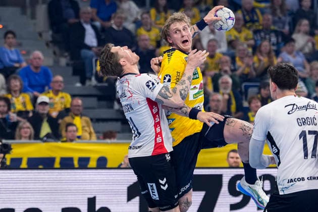 v.li.: Emil Manfeldt Jakobsen (Flensburg, 31), Edwin Aspenbäck (RNL, 78), Marko Grgic (Flensburg, 17), Zweikampf, Spielszene, Duell, duel, tackle, tackling, Dynamik, Action, Aktion, 11.04.2026, Mannheim (Deutschland), Handball, Bundesliga, Rhein-Neckar Löwen - SG Flensburg-Handewitt