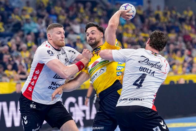 v.li.: Blaz Blagotinsek (Flensburg, 43), Dani Baijens (RNL, 77), Johannes Golla (Flensburg, 4), Zweikampf, Spielszene, Duell, duel, tackle, tackling, Dynamik, Action, Aktion, 11.04.2026, Mannheim (Deutschland), Handball, Bundesliga, Rhein-Neckar Löwen - SG Flensburg-Handewitt