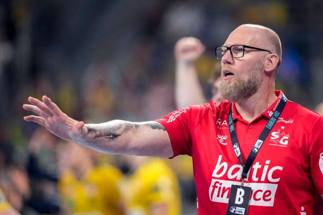 Ales Pajovic (Trainer, Cheftrainer, Flensburg), gibt Anweisungen, gestikuliert, mit den Armen gestikulieren, Einzelbild, Einzelfoto, Aktion, Action, 11.04.2026, Mannheim (Deutschland), Handball, Bundesliga, Rhein-Neckar Löwen - SG Flensburg-Handewitt