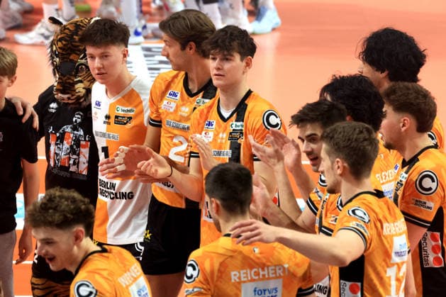 DEU, DVV, 1.VBL, BR Volleys vs. VFB Friedrichshafen, 11.04.2026, Max-Schmeling-Halle, Berlin, DEU, DVV, 1.VBL, BR Volleys vs. VFB Friedrichshafen, im Bild Kilian Schmiedeke (BR Volleys 3), BR Volleys-Spielerkreis