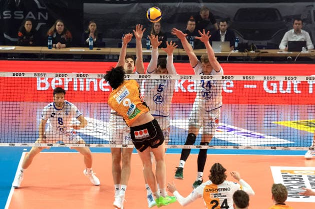 DEU, DVV, 1.VBL, BR Volleys vs. VFB Friedrichshafen, 11.04.2026, Max-Schmeling-Halle, Berlin, DEU, DVV, 1.VBL, BR Volleys vs. VFB Friedrichshafen, im Bild Nolan Flexen (BR Volleys 9), Kyle Hobus (Friedrichshafen 7), Louis Kunstmann (Friedrichshafen 5), Jonas Van Huizen (Friedrichshafen 24)