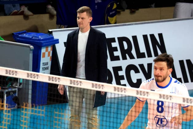 DEU, DVV, 1.VBL, BR Volleys vs. VFB Friedrichshafen, 11.04.2026, Max-Schmeling-Halle, Berlin, DEU, DVV, 1.VBL, BR Volleys vs. VFB Friedrichshafen, im Bild Cheftrainer Adam Swaczyna (Friedrichshafen)