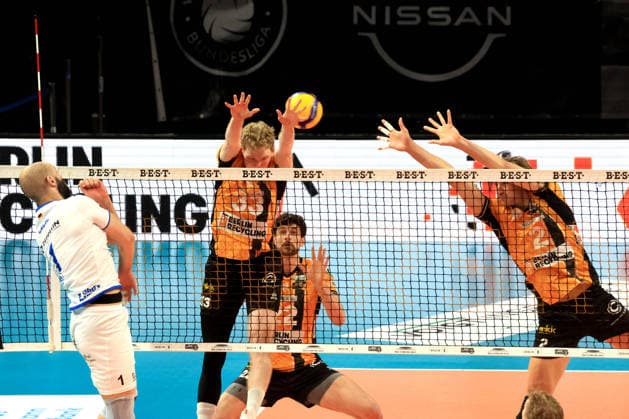 DEU, DVV, 1.VBL, BR Volleys vs. VFB Friedrichshafen, 11.04.2026, Max-Schmeling-Halle, Berlin, DEU, DVV, 1.VBL, BR Volleys vs. VFB Friedrichshafen, im Bild Fedor Ivanov (BR Volleys 33), Matthew Knigge (BR Volleys 2), Jake Hanes (BR Volleys 22), Vojin Cacic (Friedrichshafen 1)