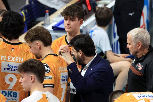 DEU, DVV, 1.VBL, BR Volleys vs. VFB Friedrichshafen, 11.04.2026, Max-Schmeling-Halle, Berlin, DEU, DVV, 1.VBL, BR Volleys vs. VFB Friedrichshafen, im Bild Kilian Schmiedeke (BR Volleys 3), BR Volleys-Spielerkreis