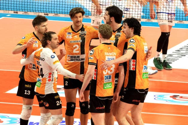 DEU, DVV, 1.VBL, BR Volleys vs. VFB Friedrichshafen, 11.04.2026, Max-Schmeling-Halle, Berlin, DEU, DVV, 1.VBL, BR Volleys vs. VFB Friedrichshafen, im Bild BR Volleys-Spielerkreis
