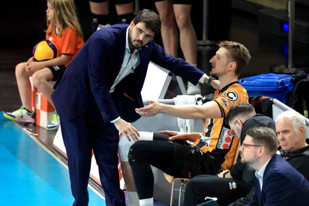 DEU, DVV, 1.VBL, BR Volleys vs. VFB Friedrichshafen, 11.04.2026, Max-Schmeling-Halle, Berlin, DEU, DVV, 1.VBL, BR Volleys vs. VFB Friedrichshafen, im Bild Trainer Alexandre Leal (BR Volleys), Florian Krage-Brewitz (BR Volleys 12)