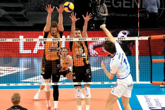 DEU, DVV, 1.VBL, BR Volleys vs. VFB Friedrichshafen, 11.04.2026, Max-Schmeling-Halle, Berlin, DEU, DVV, 1.VBL, BR Volleys vs. VFB Friedrichshafen, im Bild Florian Krage-Brewitz (BR Volleys 12), Moritz Reichert (BR Volleys 15), Kyle Hobus (Friedrichshafen 7)