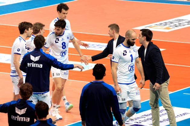 DEU, DVV, 1.VBL, BR Volleys vs. VFB Friedrichshafen, 11.04.2026, Max-Schmeling-Halle, Berlin, DEU, DVV, 1.VBL, BR Volleys vs. VFB Friedrichshafen, im Bild Cheftrainer Adam Swaczyna (Friedrichshafen), Friedrichshafener-Spielerkreis