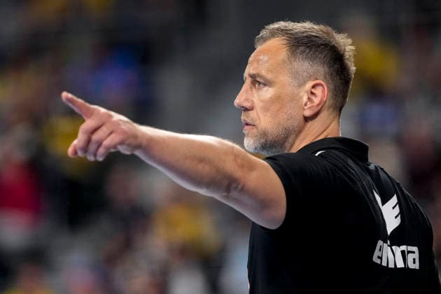 Maik Machulla (Trainer, Cheftrainer, RNL), gibt Anweisungen, gestikuliert, mit den Armen gestikulieren, Einzelbild, Einzelfoto, Aktion, Action, 11.04.2026, Mannheim (Deutschland), Handball, Bundesliga, Rhein-Neckar Löwen - SG Flensburg-Handewitt