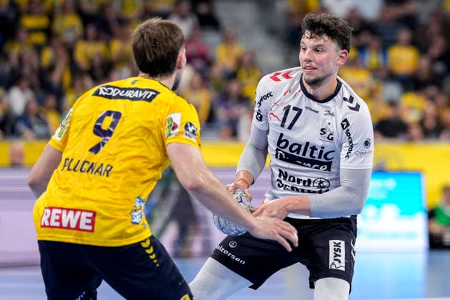 v.li.: Steven Plucnar Jacobsen (RNL, 9), Marko Grgic (Flensburg, 17), Zweikampf, Spielszene, Duell, duel, tackle, tackling, Dynamik, Action, Aktion, 11.04.2026, Mannheim (Deutschland), Handball, Bundesliga, Rhein-Neckar Löwen - SG Flensburg-Handewitt