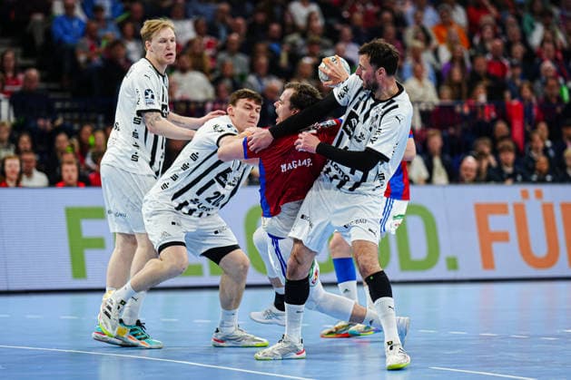 Lucas Laube (THW Kiel, 20), Andreas Magaard (Handball Verein Hamburg, 04), Domagoj Duvnjak (THW Kiel, 04) GER, Handball Sport Verein Hamburg vs. THW Kiel, Handball, 1. Bundesliga, Spieltag 28, Saison 2025 2026, 12.04.2026 GER, Handball Sport Verein Hamburg vs. THW Kiel, Handball, 1. Bundesliga, Spieltag 28, Saison 2025 2026, 12.04.2026 Hamburg Copyright: xEibner-Pressefoto MarcelxvonxFehrnx EP_MFN