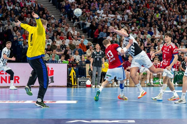 12.04.2026, xdobgx, Handball Daikin HBL, Handball Verein Hamburg - THW Kiel v.l. Robin Paulsen Haug (Handball Sport Verein Hamburg, 16), Moritz Sauter (Handball Sport Verein Hamburg, 33), Harald Reinkind (Kiel, 6) beim Wurf, in action, throwing