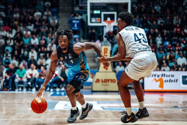 Isaiah Swope (Skyliners Frankfurt, 01), Eric Reed Jr. (MLP Academics Heidelberg, 43) GER, Skyliners Frankfurt vs. MLP Academics Heidelberg, easycredit BBL, Bundesliga, 29 Spieltag, Saison 2025 2026. 12.04.2026 Eibner-Pressefoto Attila Ziga GER, Skyliners Frankfurt vs. MLP Academics Heidelberg, easycredit BBL, Bundesliga, 29 Spieltag, Saison 2025 2026. 12.04.2026 Frankfurt am Main Copyright: xEibner-Pressefotox EP_AZA