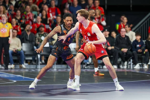 Justuz Hollatz (FC Bayern Basketball, 21) mit Nike Sibande (Niners Chemnitz, 02), GER, FC Bayern Basketball vs. Niners Chemnitz, Basketball, easycredit Basketball Bundesliga, 29. Spieltag, Saison 2025 2026, 12.04.2026, GER, FC Bayern Basketball vs. Niners Chemnitz, Basketball, easycredit Basketball Bundesliga, 29. Spieltag, Saison 2025 2026, 12.04.2026 Muenchen Copyright: xEibner-Pressefoto JennixMaulx EP_JML