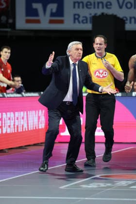 Svetislav Pesic (FC Bayern Basketball, Chef-Trainer) mit Schiedsrichter Clemens Fritz, GER, FC Bayern Basketball vs. Niners Chemnitz, Basketball, easycredit Basketball Bundesliga, 29. Spieltag, Saison 2025 2026, 12.04.2026, GER, FC Bayern Basketball vs. Niners Chemnitz, Basketball, easycredit Basketball Bundesliga, 29. Spieltag, Saison 2025 2026, 12.04.2026 Muenchen Copyright: xEibner-Pressefoto JennixMaulx EP_JML