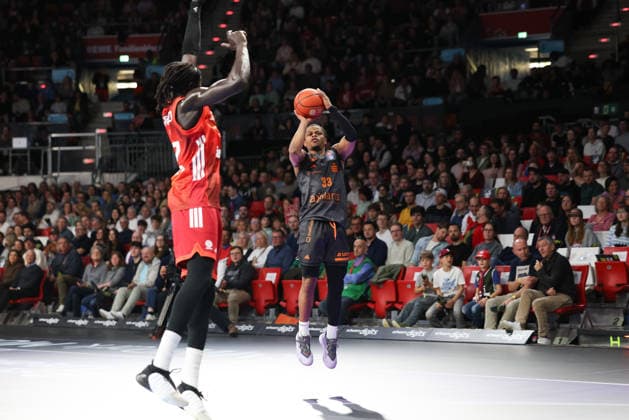 Eric Washington (Niners Chemnitz, 33) mit Wenyen Gabriel (FC Bayern Basketball, 32), GER, FC Bayern Basketball vs. Niners Chemnitz, Basketball, easycredit Basketball Bundesliga, 29. Spieltag, Saison 2025 2026, 12.04.2026, GER, FC Bayern Basketball vs. Niners Chemnitz, Basketball, easycredit Basketball Bundesliga, 29. Spieltag, Saison 2025 2026, 12.04.2026 Muenchen Copyright: xEibner-Pressefoto JennixMaulx EP_JML