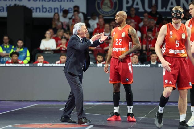 Svetislav Pesic (FC Bayern Basketball, Chef-Trainer) gestikuliert, regt sich auf, Emotionen, mit Isiaha Mike (FC Bayern Basketball, 22) und Niels Giffey (FC Bayern Basketball, 05), GER, FC Bayern Basketball vs. Niners Chemnitz, Basketball, easycredit Basketball Bundesliga, 29. Spieltag, Saison 2025 2026, 12.04.2026, GER, FC Bayern Basketball vs. Niners Chemnitz, Basketball, easycredit Basketball Bundesliga, 29. Spieltag, Saison 2025 2026, 12.04.2026 Muenchen Copyright: xEibner-Pressefoto JennixMaulx EP_JML