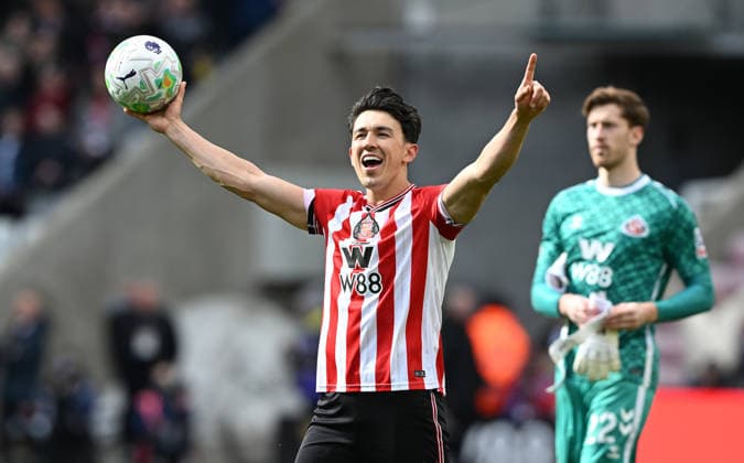 Luke O Nien of Sunderland sings along to Can t help falling in love at the end of the game as he celebrates his teams victory Sunderland v Tottenham Hotspur, Premier League, Football, Stadium of Light, Sunderland, UK - 12 Apr 2026Sunderland Stadium of Light United Kingdom EDITORIAL USE ONLY No use with unauthorised audio, video, data, fixture lists, club league logos or live services. Online in-match use limited to 120 images, no video emulation. No use in betting, games or single club league player publications. Copyright: xGreigxCowie Shutterstockx 16823609ap