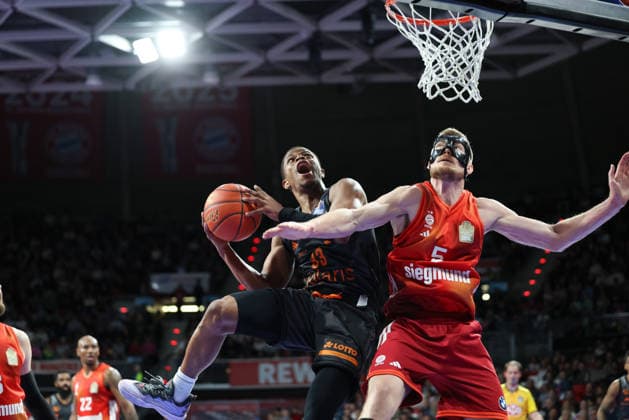 Eric Washington (Niners Chemnitz, 33) mit Niels Giffey (FC Bayern Basketball, 05), GER, FC Bayern Basketball vs. Niners Chemnitz, Basketball, easycredit Basketball Bundesliga, 29. Spieltag, Saison 2025 2026, 12.04.2026, GER, FC Bayern Basketball vs. Niners Chemnitz, Basketball, easycredit Basketball Bundesliga, 29. Spieltag, Saison 2025 2026, 12.04.2026 Muenchen Copyright: xEibner-Pressefoto JennixMaulx EP_JML