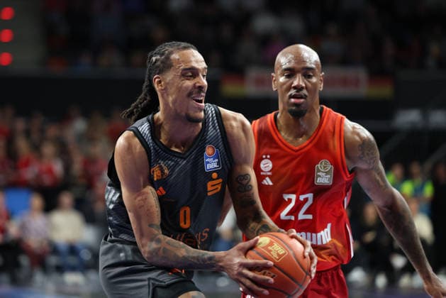 Kevin Yebo (Niners Chemnitz, 00) mit Isiaha Mike (FC Bayern Basketball, 22), GER, FC Bayern Basketball vs. Niners Chemnitz, Basketball, easycredit Basketball Bundesliga, 29. Spieltag, Saison 2025 2026, 12.04.2026, GER, FC Bayern Basketball vs. Niners Chemnitz, Basketball, easycredit Basketball Bundesliga, 29. Spieltag, Saison 2025 2026, 12.04.2026 Muenchen Copyright: xEibner-Pressefoto JennixMaulx EP_JML