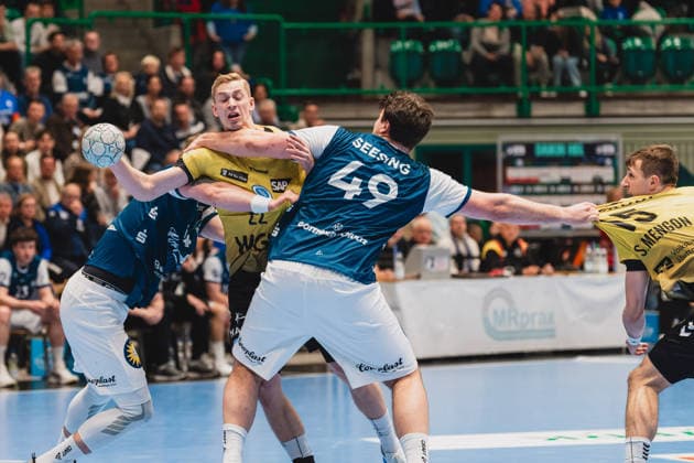 Gerdas Babarskas (Bergischer HC, 14) im Zweikampf mit Torben Matzken (TVB Stuttgart, 22), Aron Seesing (Bergischer HC, 49) haelt Simone Mengon (TVB Stuttgart, 15) Bergischer HC vs. TVB Stuttgart, Handball, Daikin 1.HBL, 28.Spieltag, Saison 2025 26, 12.04.2026, Bergischer HC vs. TVB Stuttgart, Handball, Daikin 1.HBL, 28.Spieltag, Saison 2025 26, 12.04.2026 Wuppertal Copyright: xEibner-Pressefoto LukasxBaldygax EP_LBA