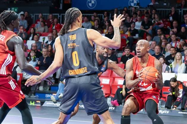 Isiaha Mike 22 (FC Bayern Muenchen Basketball), rechts, in Aktion, gegen Kevin Yebo 0 (Niners Chemnitz), FC Bayern Muenchen Basketball vs. Niners Chemnitz, easyCredit BBL, Basketball, Bundesliga, Maenner, Hauptrunde, 12. April 2026 Muenchen Bayern Deutschland