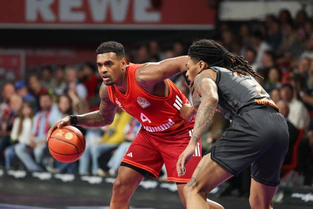 Xavier Rathan-Mayes (FC Bayern Basketball, 04) mit Nike Sibande (Niners Chemnitz, 02), GER, FC Bayern Basketball vs. Niners Chemnitz, Basketball, easycredit Basketball Bundesliga, 29. Spieltag, Saison 2025 2026, 12.04.2026, GER, FC Bayern Basketball vs. Niners Chemnitz, Basketball, easycredit Basketball Bundesliga, 29. Spieltag, Saison 2025 2026, 12.04.2026 Muenchen Copyright: xEibner-Pressefoto JennixMaulx EP_JML