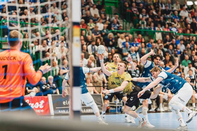 Max Haefner (TVB Stuttgart, 03) beim Sprungwurf verteidigt von Gerdas Babarskas (Bergischer HC, 14) Bergischer HC vs. TVB Stuttgart, Handball, Daikin 1.HBL, 28.Spieltag, Saison 2025 26, 12.04.2026, Bergischer HC vs. TVB Stuttgart, Handball, Daikin 1.HBL, 28.Spieltag, Saison 2025 26, 12.04.2026 Wuppertal Copyright: xEibner-Pressefoto LukasxBaldygax EP_LBA